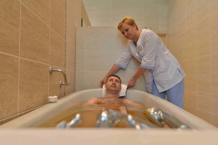 Het nemen van een dennenbad zal de toestand van een man met prostatitis verlichten