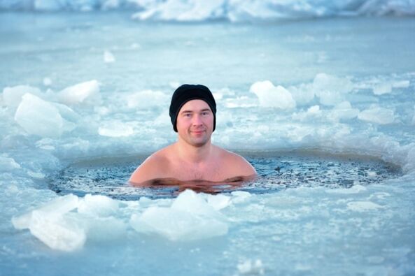 zwemmen in een ijsgat als een methode om prostatitis te voorkomen